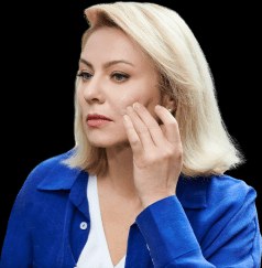женщина наносит крем